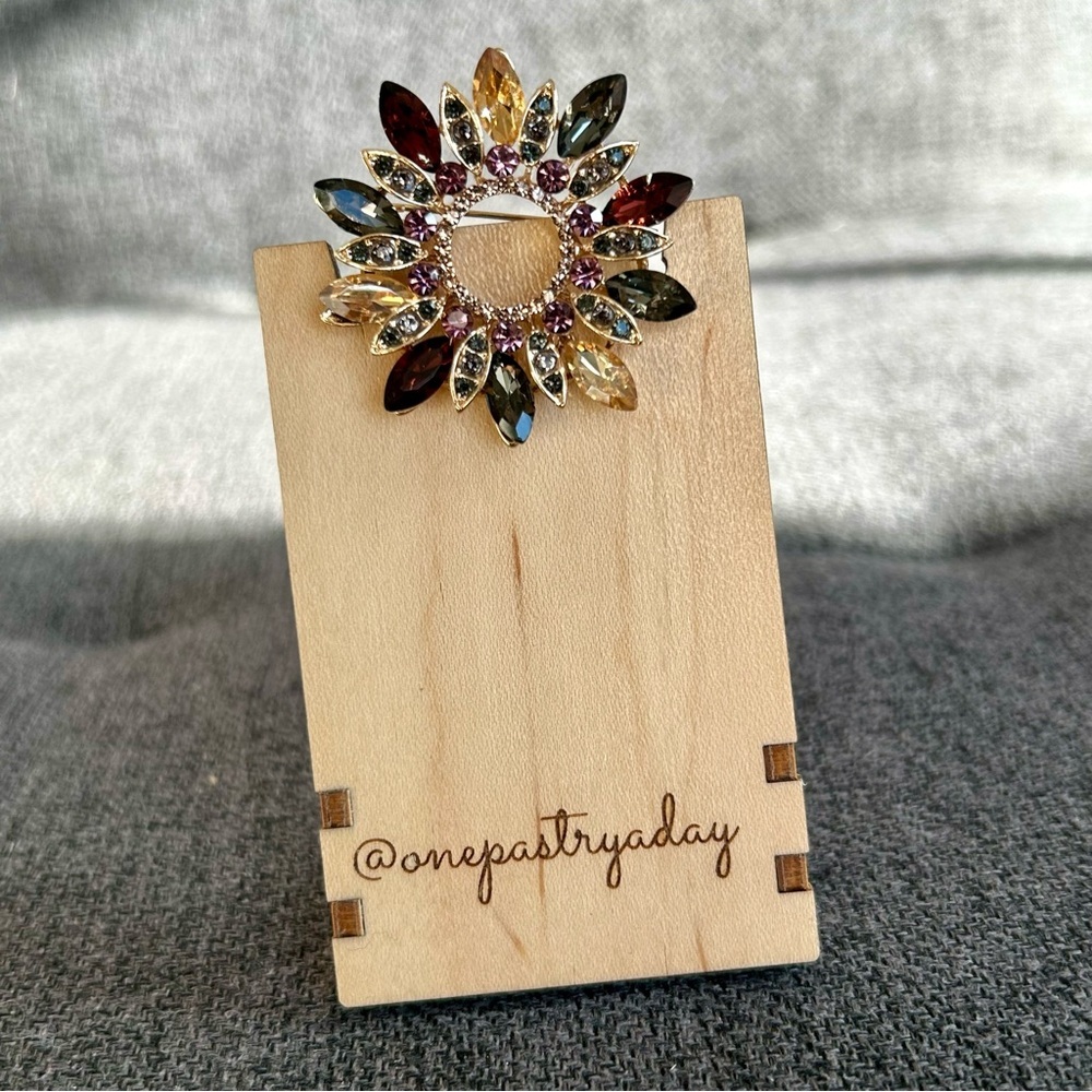 Sparkly, Multicolored Gemstone Wreath Circle Fashion Brooch Pin, Purple, Gold - Picture 5 of 17